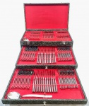 MORIBER 18/8 - ESPANHA - Charmoso e raríssimo faqueiro, peças executadas em aço nobre inoxidável (18% cromo - 8% níquel) de ótima qualidade e fundição, adornadas por rico trabalho floral. Design modernista e exclusivo. Composto por 12 garfos para jantar, 12 para peixe e 12 para sobremesa; 12 facas para jantar, 12 para peixe e 12 para sobremesa; 12 colheres para sopa, 12 para sobremesa, 12 para chá e 12 para café; 03 talheres de serviço. Ambos em perfeito estado de conservação. Acondicionados em estojo/maleta original medindo 18,0 x 50,0 x 28,5 cm. Oportunidade.