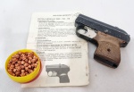 ITÁLIA - Raríssima pistola de pressão Molgora Modesto, modelo 1900 - 19X - 119, com funcionamento por ação manual. Acompanha manual original e conjunto de esferas metálicas (munição). Peça rara e colecionável. Bom estado de conservação, sem teste de uso.