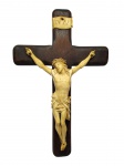 LINDA ESCULTURA EM MARFIM APRESENTANDO CRISTO CRUCIFICADO. FEITIO DE EXCEPCIONAL QUALIDADE ESCULTÓRICA COM RICO TRABALHO, MOVIMENTO E FINO ACABAMENTO. CHAMA ATENÇÃO O ROSTO SERENO, SENDAL ELABORADO E ANATOMIA PERFEITA. ITÁLIA SÉC XVIII. EXCELENTE ESTADO DE CONSERVAÇÃO. CRISTO MEDE APROX 20 X 14 CM, CRUZ 30 X 19 CM.