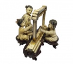 MAFNIFICO GRUPO ESCULTÓRICO EM MARFIM POLICROMADO, REPRESENTANDO CRIANÇAS TOCANDO INSTRUMENTOS MUSICAIS. ESCULTURA EXPRESSIVA DE EXCEPCIONAL QUALIDADE, DECORADAS COM RICO TRABALHO, ACABAMENTO E MOVIMENTOS. JAPÃO FINAL DO SÉC XVIII. EXCELENTE ESTADO DE CONSERVAÇÃO. MEDE APROX 11 X 15 X 13 CM.