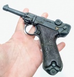 BONDX - Réplica vintage da pistola Luger P08, marca Bondx, fabricada em metal fundido. Peça de brinquedo colecionável, possui detalhes realistas e acabamento envelhecido. Bom estado de conservação. Mede aprox 11 x 17 cm.