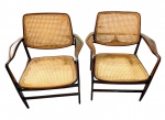 SERGIO RODRIGUES - Elegante Par de Cadeiras com braço, clássico modelo "Oscar Niemeyer", com estrutura firme em jacarandá maciço, assento e encosto em palha natural e braços esculpidos com desenho anatômicos. Ambas em excelente estado de conservação, estrutura firme e palhinha preservada. Medem aprox 56 X 70 X 60 cm. Brasil meados de 1950/60. vídeo no whatsapp (19)97408-0251.