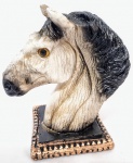 Lindíssima e rara escultura/serra livros, representando expressivo cavalo rico em movimentos, executados finamente á mão em gesso artístico patinado de excelente qualidade escultórica. Perfeito estado de conservação, mede 20,0 cm de altura x 12,0 x 12,0 cm da base de mesmo feitio.