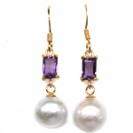 Elegante par de brincos em prata espessurada a ouro amarelo, design moderno exclusivo de excepcional ourivesaria com linda Pérola de 8.0 mm, adornada por rico trabalho e belíssima Ametista de 6.0 x 4.0 mm, clássica lapidação esmeralda brilhante. Perfeito estado de conservação, sem uso. Medem 3,6 x 0,8 cm . origem Tailândia e África.