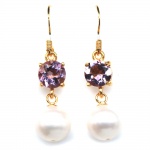 Elegante par de brincos em prata espessurada a ouro amarelo, design moderno exclusivo de excepcional ourivesaria com linda Pérola de 8.0 mm, adornada por rico trabalho e belíssima Ametista de 7.0 mm, clássica lapidação diamante. Perfeito estado de conservação, sem uso. Medem 3,6 x 0,8 cm . origem Tailândia e África.
