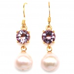 Elegante par de brincos em prata espessurada a ouro amarelo, design moderno exclusivo de excepcional ourivesaria com linda Pérola de 8.0 mm, adornada por rico trabalho e belíssima Ametista de 7.0 mm, clássica lapidação diamante. Perfeito estado de conservação, sem uso. Medem 3,6 x 0,8 cm . origem Tailândia e África.