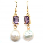 Elegante par de brincos em prata espessurada a ouro amarelo, design moderno exclusivo de excepcional ourivesaria com linda Pérola de 9.0 mm, adornada por rico trabalho e belíssima Ametista de 7.0 x 5.0 mm, clássica lapidação esmeralda brilhante. Perfeito estado de conservação, sem uso. Medem 3,8 x 0,9 cm . origem Tailândia e África.
