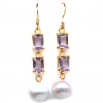 Elegante par de brincos em prata espessurada a ouro amarelo, design moderno exclusivo de excepcional ourivesaria com linda Pérola de 9.0 mm, adornada por rico trabalho e belíssimas Ametistas de 6.0 x 4.0 mm, clássica lapidação esmeralda brilhante. Perfeito estado de conservação, sem uso. Medem 4,8 x 1,0 cm . origem Tailândia e África.