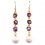 Elegante par de brincos em prata espessurada a ouro amarelo, design moderno exclusivo de excepcional ourivesaria com linda Pérola de 8.0 mm, adornada por rico trabalho e belíssimas Ametistas de 5.0 mm, clássica lapidação brilhante. Perfeito estado de conservação, sem uso. Medem aprox 5,0 x 0,8 cm. Origem Tailândia e Uruguai.
