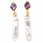 Elegante par de brincos em prata espessurada a ouro amarelo, design moderno exclusivo de excepcional ourivesaria com linda Pérola barroca de 22 mm, adornada por rico trabalho e belíssima Ametista de 6.0 mm, clássica lapidação diamante. Perfeito estado de conservação, sem uso. Medem 3,6 x 0,6 cm . origem Tailândia e África.