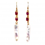 Charmoso par de brincos em prata espessurada a ouro amarelo, design moderno exclusivo de excepcional ourivesaria com linda Pérola barroca de 24 mm, adornada por rico trabalho e belíssimos Rubis de 4.0 x 3.0 mm, clássica lapidação oval brilhante. Perfeito estado de conservação, sem uso. Medem aprox 5,6 x 0,6 cm. origem Tailândia e África.
