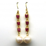 Charmoso par de brincos em prata espessurada a ouro amarelo, design moderno exclusivo de excepcional ourivesaria com linda Pérola de 9.0 mm, adornada por rico trabalho e belíssimos Rubis de 4.0 x 3.0 mm, clássica lapidação oval brilhante. Perfeito estado de conservação, sem uso. Medem aprox 5,0 x 1,0 cm. origem Tailândia e África.