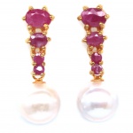 Charmoso par de brincos em prata espessurada a ouro amarelo, design moderno exclusivo de excepcional ourivesaria com linda Pérola de 9.0 mm, adornada por rico trabalho e belíssimos Rubis de lapidações oval e brilhante, sendo o maior de 6.0 x 4.0 mm. Perfeito estado de conservação, sem uso. Medem aprox 2,6 x 1,0 cm. origem Tailândia e África.