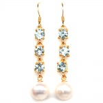 Lindo par de brincos em prata espessurada a ouro amarelo, design moderno exclusivo de excepcional ourivesaria com linda Pérola de 8.0 mm, adornada por rico trabalho e preciosa cravação de topázios Sky blue de 5.0 mm, clássica lapidação diamante. Perfeito estado de conservação, sem uso. Medem 5,0 x 0,8 cm . origem Tailândia e África.