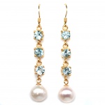 Lindo par de brincos em prata espessurada a ouro amarelo, design moderno exclusivo de excepcional ourivesaria com linda Pérola de 8.0 mm, adornada por rico trabalho e preciosa cravação de topázios Sky blue de 5.0 mm, clássica lapidação diamante. Perfeito estado de conservação, sem uso. Medem 5,5 x 0,8 cm . origem Tailândia e África.