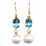 Belo par de brincos em prata espessurada a ouro amarelo, design moderno exclusivo de excepcional ourivesaria com linda Pérola de 8.0 mm, adornada por rico trabalho e precioso topázio Swiss blue de 8.0 x 6.0 mm, clássica lapidação oval brilhante. Perfeito estado de conservação, sem uso. Medem 3,6 x 0,8 cm . origem Tailândia e África.