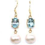Belo par de brincos em prata espessurada a ouro amarelo, design moderno exclusivo de excepcional ourivesaria com linda Pérola de 8.0 mm, adornada por rico trabalho e precioso topázio Sky blue de 9.0 x 7.0 mm, clássica lapidação oval brilhante. Perfeito estado de conservação, sem uso. Medem aprox 4,0 x 1,0 cm . origem Tailândia e África.