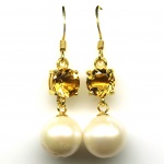 Belo par de brincos em prata espessurada a ouro amarelo, design moderno exclusivo de excepcional ourivesaria com linda Pérola de 9.0 mm, adornada por rico trabalho e precioso Citrino de 7.0 mm, clássica lapidação diamante. Perfeito estado de conservação, sem uso. Medem aprox 3,6 x 1,0 cm . origem Tailândia e África.