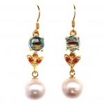 Elegante par de brincos em prata espessurada a ouro branco, design moderno exclusivo de excepcional ourivesaria com linda Pérola barroca de 9.0 mm, adornada por rico trabalho com belo Topázio Sky blue de 7.0 mm, lapidação brilhante e fino acabamento com Rubis de lapidação brilhante. Perfeito estado de conservação, sem uso. Medem aprox 4,2 x 1,0 cm . origem Tailândia e África.