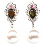 Belo par de brincos em prata espessurada a ouro branco, design moderno exclusivo de excepcional ourivesaria com linda Pérola barroca de 9.0 mm, adornada por rico trabalho com linda Turmalina de 7.0 x 5.0 mm, clássica lapidação pera brilhante, adornada por elegante coroa de Zirconias extra brancas. Perfeito estado de conservação, sem uso. Medem aprox 3,0 x 1,0 cm . origem Tailândia e África.