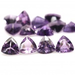 Precioso e raro lote de Belíssimas Ametistas, composto por 13 unidades totalizando 12.58 cts , clássica lapidação trillion brilhante medindo aprox 7.1 x 7.1 x 4.3 - 7.1 x 7.1 x 3.3 mm cada . Excelente qualidade e clareza VVS. oportunidade única para montar uma joia de qualidade . Perfeitas. Origem Brasil.
