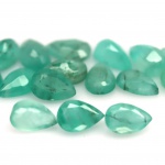 Precioso e raro lote de Belíssimas Esmeraldas, composto por 18 unidades totalizando 6.70 cts , clássica lapidação pera brilhante medindo aprox 4.5 x 6.1 x 3.0 - 4.0 x 6.1 x 2.5 mm cada . Excelente qualidade e clareza. Oportunidade única para montar uma joia de qualidade . Origem Colômbia.