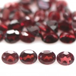 Precioso e raro lote de Belíssimas Granadas Rodolita, composto por 33  unidades totalizando 14.57 cts , clássica lapidação oval brilhante medindo aprox 4.0 x 5.1 x 2 - 3.9 x 5 x 2.1 mm cada . Excelente qualidade e clareza. Oportunidade única para montar uma joia de qualidade . Origem Moçambique.