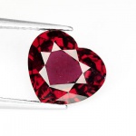 Preciosa Granada Rodolita extra de 3.31 cts , Extraordinária qualidade e clareza, belíssima lapidação coração brilhante medindo 9.94 x 8.65 x 4.86 mm . ótimo investimento para montar uma joia de qualidade . Perfeita . origem Moçambique . Gema preciosa devido a suas dimensões e lapidação.