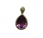 PINGENTE DE OURO 18 K TEOR 750, FEITIO DE EXCEPCIONAL OURIVESARIA COM PRECIOSA AMETISTA DE 18 X 12 MM, CLÁSSICA LAPIDAÇÃO GOTA BRILHANTE. PERFEITO ESTADO DE CONSERVAÇÃO. MEDE APROX 3,0 X 1,6 CM. PESO 3.8 G.