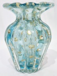 MURANO - Belíssimo vaso em vidro artístico de Murano, linda tonalidade e feitio com bolhas, pó de ouro e linda borda. Perfeito estado de conservação. 14,5 cm de altura x 11 cm de diâmetro da borda. Itália século XX .
