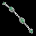 Majestosa pulseira em prata de lei espessurada a ouro branco, design moderno exclusivo de excepcional ourivesaria com preciosa cravação de Esmeraldas de 6.0 x 4.0 mm, clássica lapidação oval brilhante, adornadas por rico trabalho, belíssimas coroas de Zirconias extra brancas e fino acabamento com Zirconias de lapidação baguete e diamante. Perfeito estado de conservação, sem uso . mede 20 cm de comprimento x 0,6 cm de largura. Origem Colômbia.