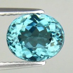 Preciosa Apatita Paraíba azul neon extra, excepcional qualidade e clareza, clássica lapidação oval brilhante pesando 2.29 cts medindo 8.46 x 7.08 x 5.16 mm. Ótimo investimento para montar uma joia de qualidade. origem Brasil.