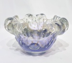 Elegante e belíssimo centro de mesa executado finamente em vidro artístico de murano de excepcional qualidade, adornado por rico trabalho em relevo com bolhas e pó de ouro, elegante borda tiotada em linda tonalidade. Mede 10,5 cm de altura x 18 cm de diâmetro aproximadamente. Impecável estado de conservação.