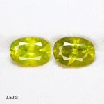 Precioso par de Belíssimas Titanitas Extra de excepcional qualidade e clareza, belíssima lapidação oval brilhante, totalizando 2.55 cts medidas 7.62 x 5.38 x 3.70 mm. Origem Rússia. Perfeito estado de conservação. Excelente investimento para monta uma joia de qualidade.