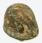 Antigo capacete de batalhas executado em aço de excelente fundição e aramida. Adornado por tecido camuflado. Bom estado de conservação, possui desgastes naturais decorrentes do tempo. Mede 17,5 x 24 x 28 cm.