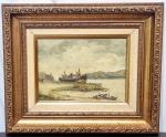 MANLIO MORETTO (SP, 1917 - 2013, CAMPINAS-SP) - ´´ARRAIAL DO CABO´´ - 15 x 20 cm - Lindíssima e rara pintura finamente executada em técnica de óleo sobre placa, representando bela marinha da cidade carioca. Assinada e datada de 1994 no C.I.E. Enquadrada em moldura de madeira nobre patinada ricamente trabalhada medindo 34 x 28,5 cm. Perfeito estado de conservação. NOTA SOBRE O ARTISTA: 1917  Manlio Moretto nasce em São Paulo, no bairro de Vila Mariana. Seus pais, Antônio Moretto e Marcela Guerato, eram italianos oriundos, respectivamente, de Pádua e Verona.1927  Seus professores do curso primário pedem-lhe que desenhe Tiradentes, D. Pedro, flores, cavalos... Ginasiano do Colégio Nossa Senhora do Carmo, desenha o mapa do Brasil e tira solene zero, por não acreditar o professor que efetivamente fora ele quem fizera o trabalho.1934  Copia, amplia e dá o colorido ao quadro Bodas de Ouro de Arturo Ricci.1935  Ingressa no curso de Engenharia Civil da Escola Politécnica da Universidade de São Paulo.1939  Aprende Desenho Arquitetônico com o professor Francisco Prestes Maia.1942  Forma-se em Engenharia Civil e começa a trabalhar na Light.1943  Conhece o artista plástico Edgard Oehlmeyer.1953  Realiza incursões artísticas pelo Brasil na companhia de Oehlmeyer.1963  Ganha o 1º prêmio (Menção Honrosa), no Salão Paulista de Belas Artes.1967  Uma galeria de Curitiba recusa uma obra sua por se enquadrar na Escola Realista. O diretor pretende comprar a obra para si, mas Moretto recusa.1974  Exposição individual no Instituto de Engenharia de São Paulo.1977  Aposenta-se da Light no dia 06 de julho. No mesmo dia recebe oito convites de emprego, acabando por aceitar o da CESP, porque um amigo trabalhava lá  não sabendo sequer se o salário que iria receber superava o de outros convites de emprego.1983  Deixa de participar dos Salões de Belas Artes.1989  Na casa onde nasceu amplia o antigo quarto dos pais e faz seu novo atelier.1994  Aos 52 anos de profissão, aposenta-se definitivamente para terminar sua incomensurável obra artística: óleos esperando pelo retoque final.1998  Muda-se para o interior (Campinas), e constrói um grande estúdio, da largura da casa, no fundo do quintal.2000  Começa a pintar óleos de grandes dimensões.2007  Deixa a pintura a óleo e começa a pintar desenhos aquarelados em telas de grandes dimensões. ... Em cada elemento destacado pelo pintor, uma variada gama de informações registra testemunhos de histórias; reúne histórias e histórias com um forte poder de representação. Evidenciando uma observação nostálgica, faz valer as particularidades da sua visão do Brasil.