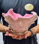 Elegante e belíssimo centro de mesa executado finamente em vidro artístico de murano de excepcional qualidade, adornado por rico trabalho em relevo com bolhas e pó de ouro, elegante borda tiotada em lindas tonalidades. Mede 16 cm de altura x 24 cm de diâmetro aproximadamente. Impecável estado de conservação.