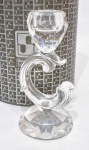 SWAROVISKI - Impecável e elegante castiçal em cristal translucido, decorado com rica lapidação e extraordinária luminescência. Selado sobre a base Swarovski. Áustria, meados de 1980. Perfeito estado de conservação. Mede aprox 12 cm de altura x 6,0 cm de diâmetro da base..