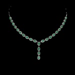 Majestoso colar em prata de lei espessurada a ouro branco, design moderno exclusivo de excepcional ourivesaria com preciosa cravação de Esmeraldas extra de 5.0 x 3.0 mm, clássica lapidação oval brilhante, adornadas por rico trabalho, belíssimas coroas de Zirconias extra brancas e fino acabamento. Perfeito estado de conservação, sem uso. Mede aprox 50 cm de comprimento, pingente 3,5 x 0,6 cm. Origem Colômbia, Tanzânia e África. OBS: FORMA CONJUNTO COM O LOTE Nº 482 E 483.