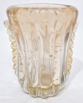 MURANO - Belíssimo e elegante vaso em vidro artístico de Murano, design exclusivo com linda tonalidade, rico feitio gomado com bolhas, pó de ouro e adornado por linda e rara Moriza. Perfeito estado de conservação. Mede 12,5 cm de altura x 9,5 cm de comprimento x 08 cm de largura.