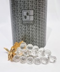SWAROVISKI - Impecável e linda escultura em cristal translúcido retratando raro e lindo cacho de uvas, decorado com 22 esferas, estrutura em metal dourado de ótima fundição, rica lapidação e extraordinária luminescência. Selado sobre a base Swarovski. Acondicionado em estojo original. Áustria, meados de 1980. Perfeito estado de conservação. Mede aprox 4,5 cm de altura x 16,0 cm de comprimento x 6,5 cm de largura.