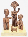 INOS CORRADIN com certificado - '' Família '' Belíssima escultura em terra cota de excelente qualidade escultórica , base em madeira . Assinado Inos em todas as peças. Conjunto em perfeito estado de conservação . Mede aprox 30 cm de altura x 23 cm de comprimento x 20 cm de largura da base. Acompanha certificado de autenticidade emitido pelo artista , autenticado em cartório. NOTA: artista premiado e catalogado. Nasceu em Vogna, na Itália, 1929. Estudou em Castelbaldo com Tardivello, e ao se mudar em 1950 para o Brasil fixou-se em Jundiaí. Desde 1952 participou de mostras coletivas como o Salão Paulista de Arte Moderna e o Salão Nacional de Arte Moderna, e entre 1954 e 1955 dedicou-se à cenografia. Já expôs individualmente na Itália, Israel, Alemanha, Suíça, Estados Unidos, Argentina, Uruguai, Holanda e Canadá, além de, naturalmente, em várias cidades brasileiras. É pintor de paisagens, figuras e naturezas-mortas, praticando uma arte jocosa e humorada, tendendo à estilização e com bons recursos cromáticos. Vogna, Itália, 14/11/1929. Em 1986, Inos expôs na Galeria Noelle em Zurique/Suíça, e na Galeria Supersaxo em Martigni, Suíça. Em 1987, alem da exposição na Galeria de Arte André, expôs na Galeria Munsterberg, em Brasília/suíça. Últimas mostras: São Paulo SP - Impressões: a arte da gravura brasileira, no Espaço Cultural Banespa-Paulista (1998) / São Paulo SP - 4 Décadas, na Nova André Galeria (2001) / São Paulo SP - Paisagens do Imaginário, na Nova André Galeria (2002).