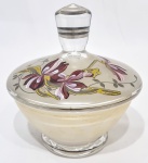 ITÁLIA - Lindíssima e charmosa compoteira executada finamente em vidro artístico de ótima qualidade, adornada por trabalho jateado, pintura floral e filete á prata. Mede 14 cm de altura x 13 cm de diâmetro de diâmetro. Bom estado de conservação.