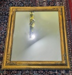 Lindíssimo espelho, enquadrado em moldura de madeira ricamente trabalhada. Perfeito estado de conservação. Mede 65 x 75 cm