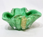 Elegante e belíssimo centro de mesa executado finamente em vidro artístico de murano de excepcional qualidade, feitio gomado com bolhas e pó de ouro, elegante borda tiotada em linda tonalidade, adornado por morizas. Mede 8,5 cm de altura x 18 x 18 cm. aproximadamente. Impecável estado de conservação.