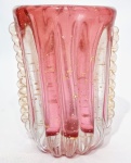 MURANO - Belíssimo e elegante vaso em vidro artístico de Murano, design exclusivo com linda tonalidade, rico feitio gomado com bolhas, pó de ouro e adornado por linda e rara Moriza. Perfeito estado de conservação. Mede 13,5 cm de altura x 9,5 cm de comprimento x 7,5 cm de largura.