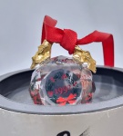 SWAROVSKI - Impecável esfera/enfeite de Natal, executado finamente em delicado cristal translúcido, motivo Natal de 1992 decorado com rico trabalho em metal dourado, belíssima lapidação e extraordinária luminescência. Selado Swarovski. Áustria, fim do Século XX. Perfeito estado de conservação, acondicionado em estojo original. Mede aprox 2,0 x 2,5 cm. Oportunidade!