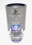 SWAROVSKI - Impecável escultura em cristal translucido retratando raríssimo peso de papel multi colorido ATOMIC, decorado com rica lapidação, coloração e extraordinária luminescência. Selado na base Swarovski . Áustria, meados de 1970. Perfeito estado de conservação. Mede aprox 8,0 x 6,0 cm. Acondicionado em estojo original.
