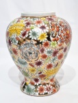 CHINA - Lindíssimo e grande vaso executado finamente em porcelana de ótima qualidade e manufatura, adornado por riquíssimo trabalho floral com ouro. Perfeito estado de conservação, mede 25 cm de altura x 10,5 cm de diâmetro da borda.
