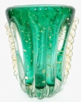 MURANO - Belíssimo e elegante vaso em vidro artístico de Murano, design exclusivo com linda tonalidade, rico feitio gomado com bolhas, pó de ouro e adornado por linda e rara Moriza. Perfeito estado de conservação. Mede 14 cm de altura x 10 cm de comprimento x 7,5 cm de largura.